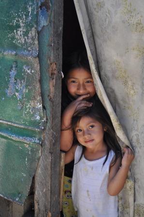Portada Journey into Garbage Dump - Small girls in doorway